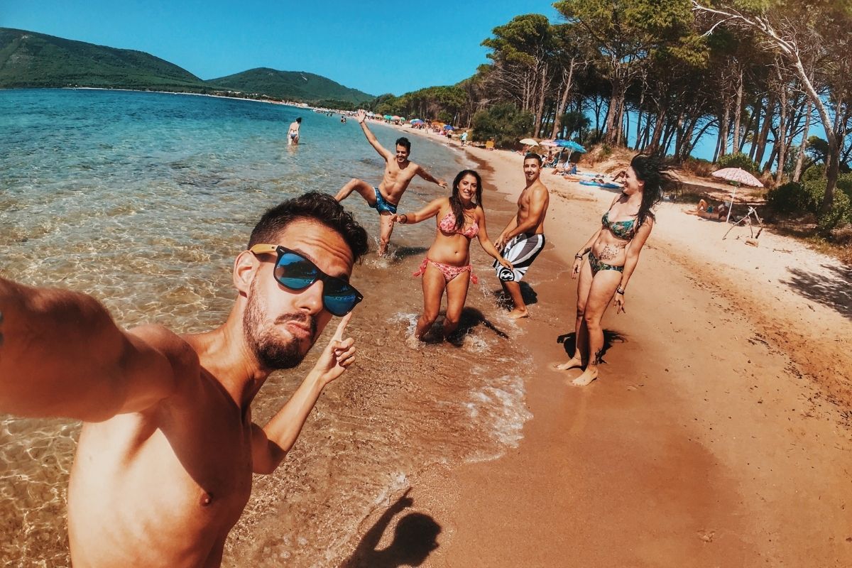 grupo de amigos aproveitando as praias do litoral de são paulo